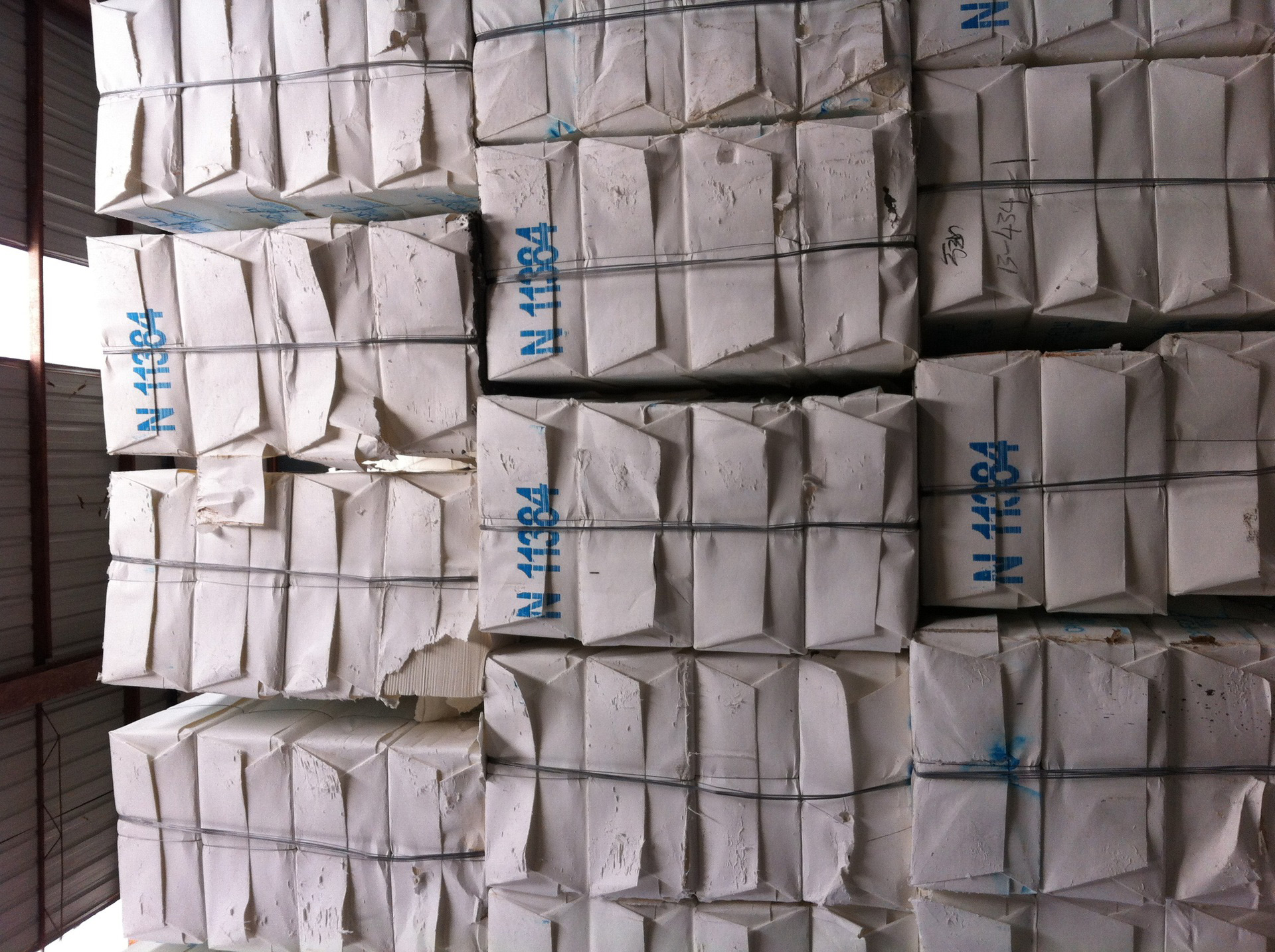 磨木漿中泡沫很多，可以選擇納爾科N7569消泡劑